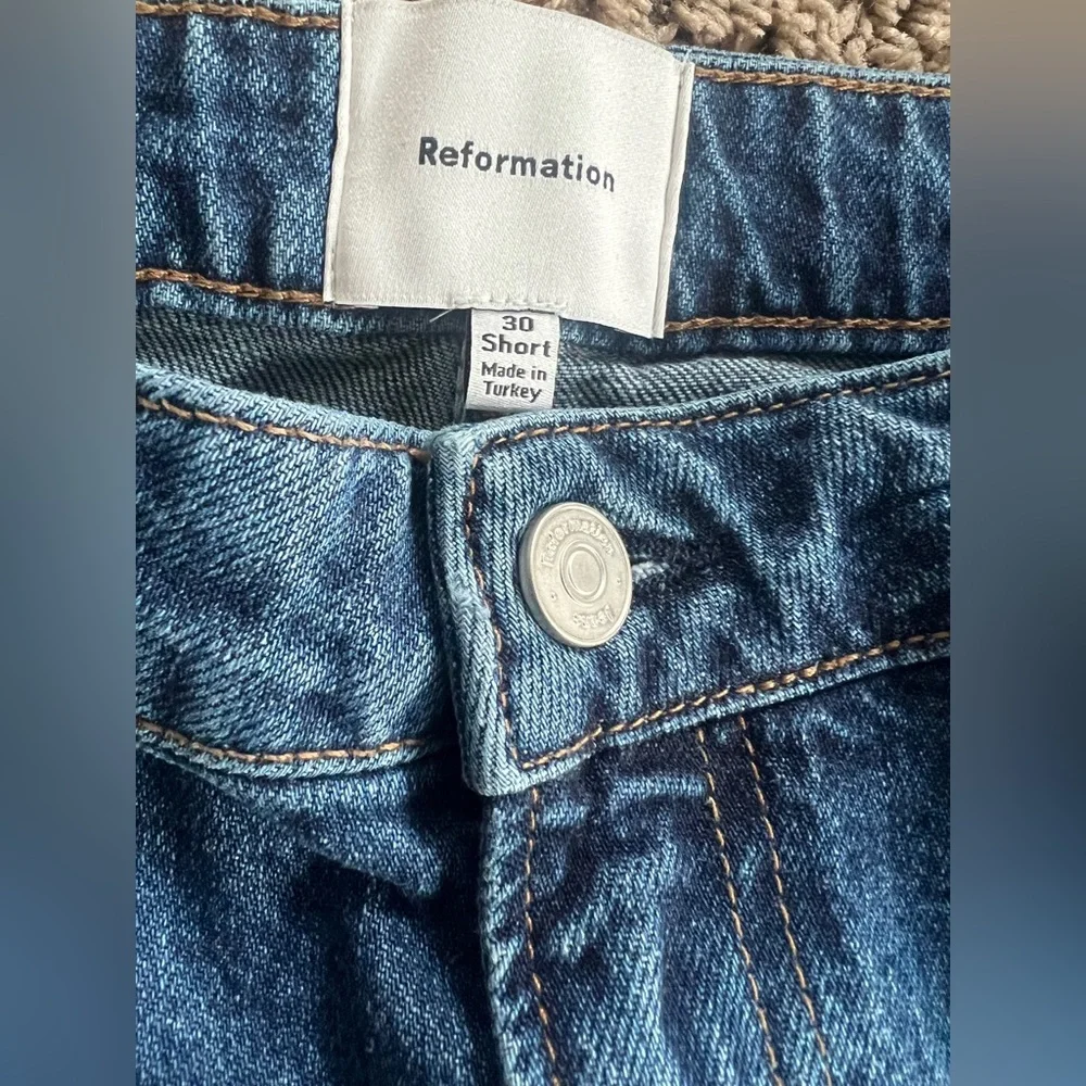 Reformation Charlee Low Rise Straight Leg Short Jeans In Blue Maggiore. Size 30S - Picture 12 of 15